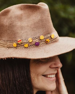 Hravé, veselé, dřevěné. 💛 Takové jsou naše náušnice Smajlíci – ručně malované z bukového dřeva a doplněné chirurgickou...