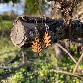 🍁Listy, které neopadávají. Ručně malované dřevěné náušnice a brože – dub, javor i jinan. Každý kousek originál,...