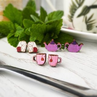Pro všechny milovníky čaje 🌿 Dřevěné náušnice a brož s motivem hrnečku, konvičky a čajového pytlíku. Každý kousek...