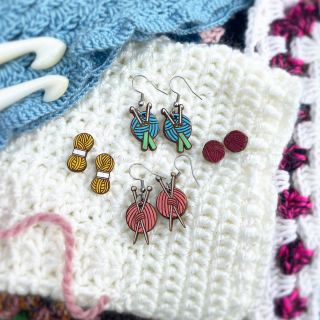 🧶 Perfektní dárek pro pletařku nebo háčkařku! Pletení je kouzlo jemné motoriky a trpělivosti – a přesně s takovou láskou...