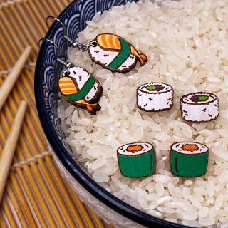 Náušnice sushi od Pechart prostě sluší! 🍣 Nejsou k jídlu, ale k obdivu – ručně malované, dřevěné a originální. Poznej...