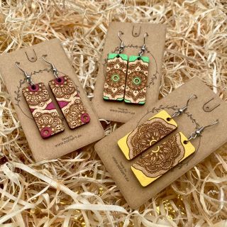 ✨ Věděli jste, že mandala je symbolem harmonie a rovnováhy? Naše náušnice Mandaly nabízíme ve třech barevných variantách....