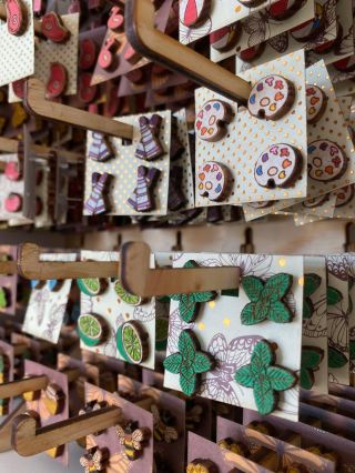 🤩 Věděli jste, že naše výrobky si můžete koupit i osobně v kamenných prodejnách? Najdete nás hned ve třech obchůdcích s...