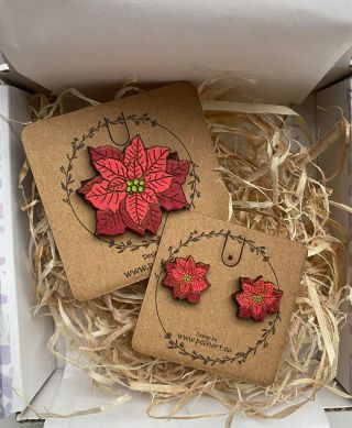 🎁 Vaše objednávky právě balíme. Pečlivě, s vůní dřeva a hlavně s láskou. Ať u vás doma dělají radost pod stromečkem. ❤️✨